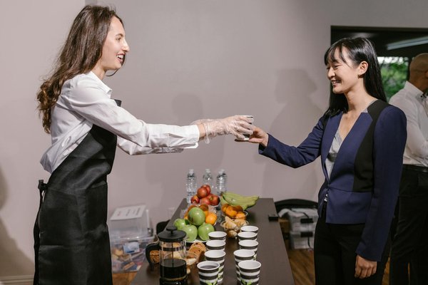 Boosting customer delight: creative strategies for uk retailers to harness chatbots effectively